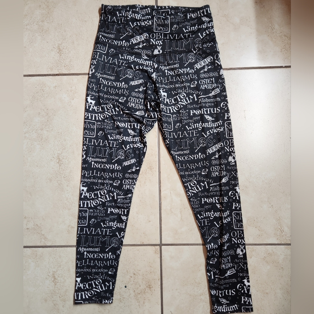 Harry Potter Wizarding World Black and White Magic Spell Leggings. Size XS